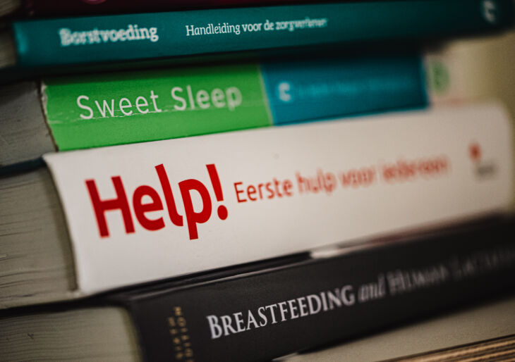 Stapel boeken over borstvoeding, slaap en eerste hulp bij kinderen