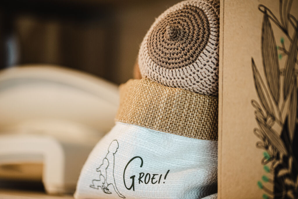 20220519_GroeiGent-45 Gehaakt knuffeltje naast een Groei!-tasje